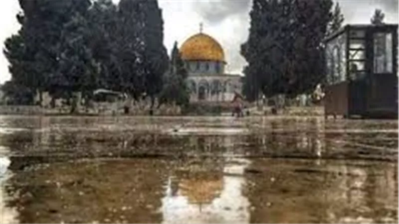 القدس تستقبل الشتاء ببرودة هادئة وأجواء روحانية في المسجد الأقصى