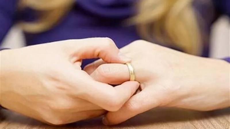 لسه عذراء.. عزة تطلب خلع زوجها بعد شهرين زواج