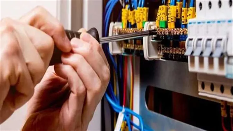 الكهرباء تكشف 5 حيل جديدة لسرقة التيار في المنازل وحملات لضبط التلاعب