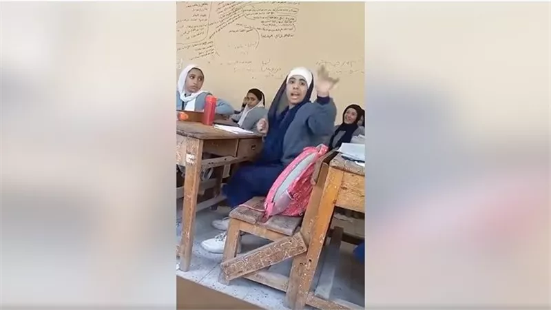 محترموش المدرس..فيديو يثير الجدل لخناقة طالبات أمام المعلم بالفصل | شاهد
