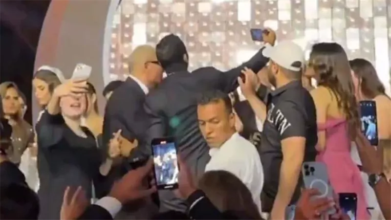 قرار من النيابة ضد شاب صاحب واقعة الصفع على يد عمرو دياب