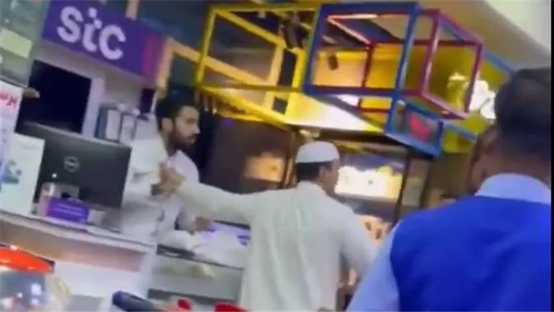 القصة الكاملة.. حقيقة فيديو تعدي كويتي على وافد مصري في مركز تسوق
