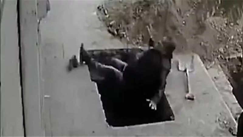 فيديو يحبس الأنفاس.. شخص يسقط فجأة داخل حفرة بطريقة مخيفة | شاهد