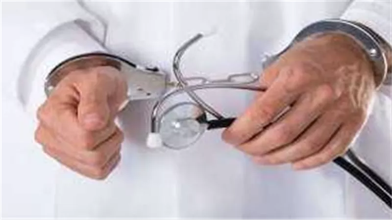انتهك خصوصيتها.. تفاصيل جديدة في اتهام طبيب شهير بتصوير سيدة خليجية أثناء عملية تجميل 