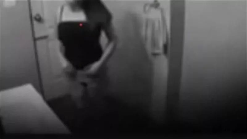 تفاصيل مثيرة في إحالة عامل نظافة متهم بتصوير موظفة داخل حمام مول شهير بالشيخ زايد للمحاكمة