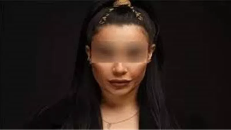 ماذا قال محامي المذيعة الشهيرة خلال تجديد حبسها لحيازتها المخدرات؟