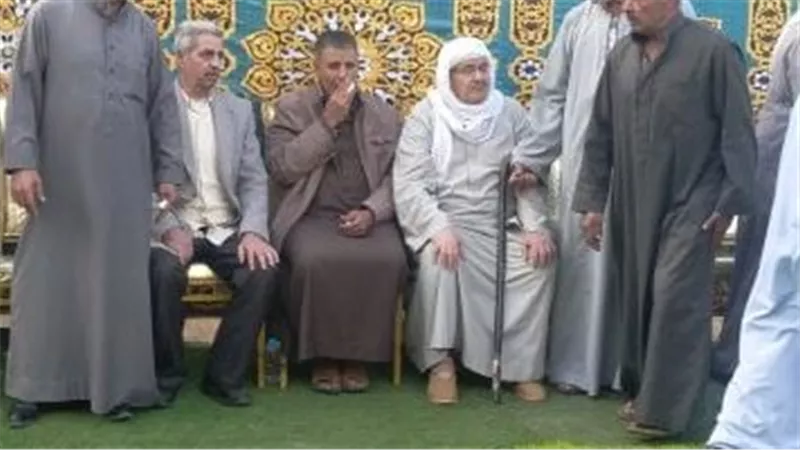 «مقدرش ياخد عزاه».. انهيار والد اللاعب محمد شوقي أثناء تلقي العزاء