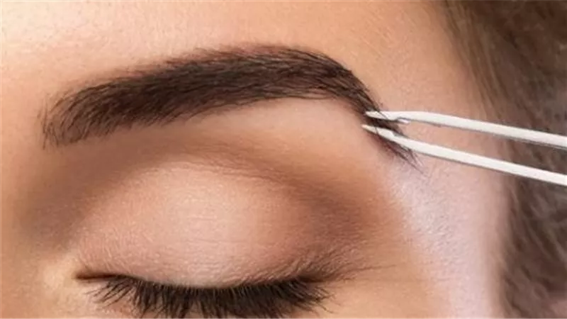 حكم إزالة الشعر الزائد من الحواجب.. الإفتاء تحسم الجدل | فيديو