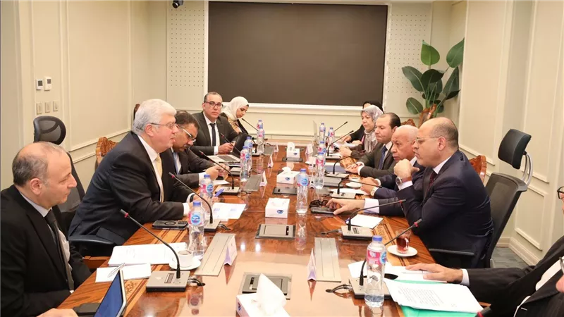 وزيرا التعليم العالي والعمل يبحثان تطوير الجامعة العمالية