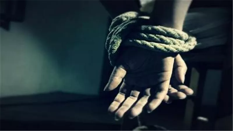 صوروه بدون ملابس.. تفاصيل القبض على المتهمين بإستدراج عامل وإجباره على توقيع إيصالات