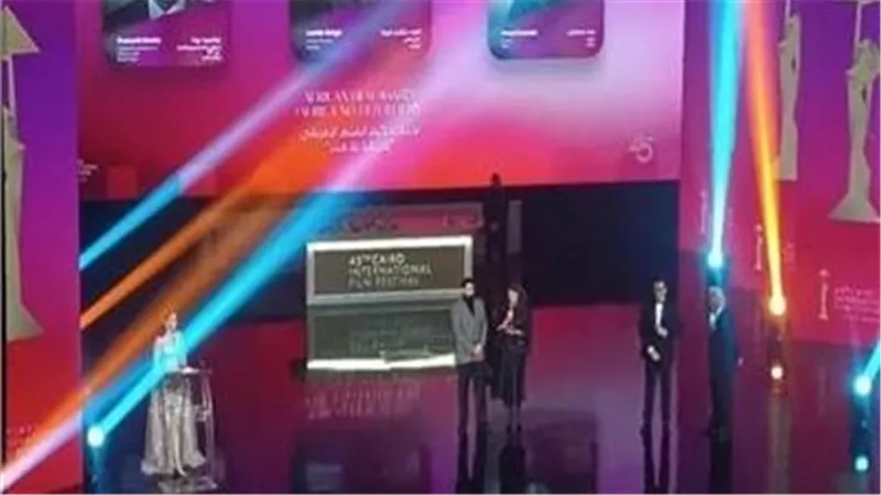 القائمة الكاملة للفائزين بجوائز الدورة الـ45 من مهرجان القاهرة السينمائي الدولي