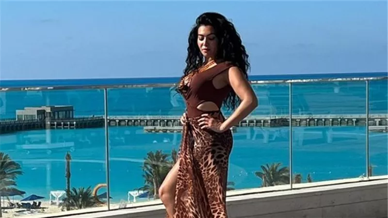 فستان ملفت.. ميريهان حسين تثير ضجة بهذه الإطلالة | شاهد