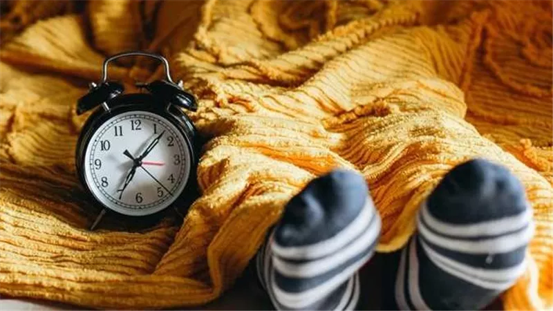 ماذا يحدث لجسمك عند ارتداء «الشراب» أثناء النوم؟
