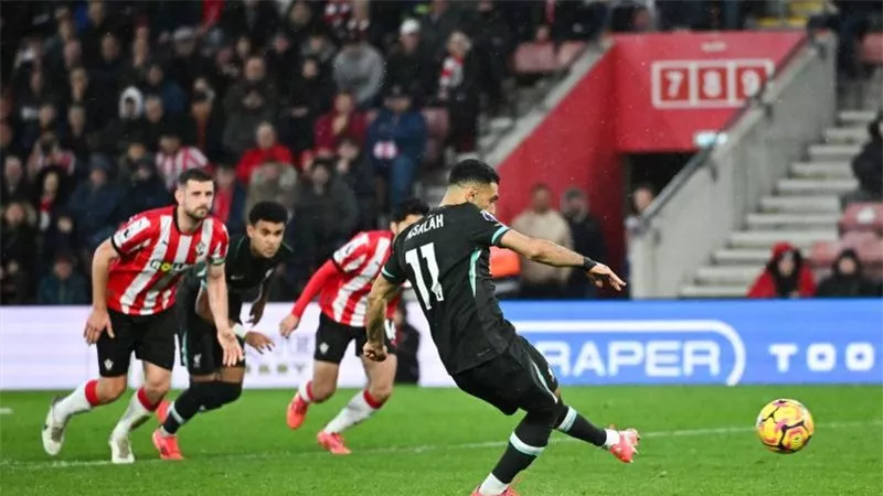 بعد تصريحاته النارية.. ليفربول يكشف مفاجأة عن تجديد عقد محمد صلاح