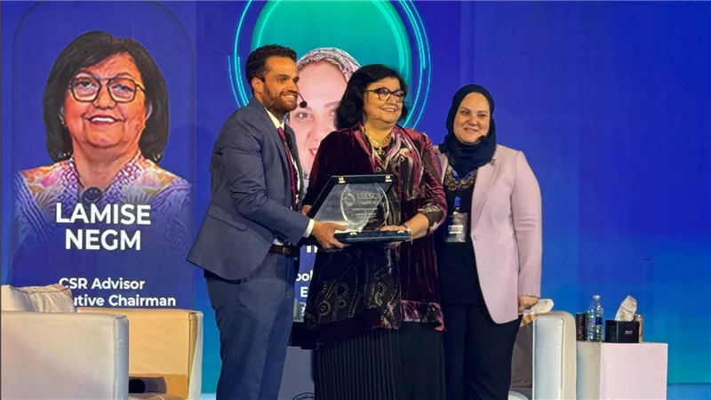 جامعة اسلسكا تكرم الدكتورة لميس نجم عضو المجلس الاستشاري للتعليم التنفيذي