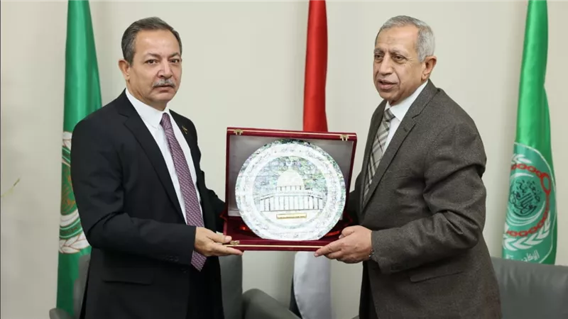 رئيس الأكاديمية العربية يستقبل قنصل فلسطين بمكتبه بفرع العلمين الجديدة (صور)