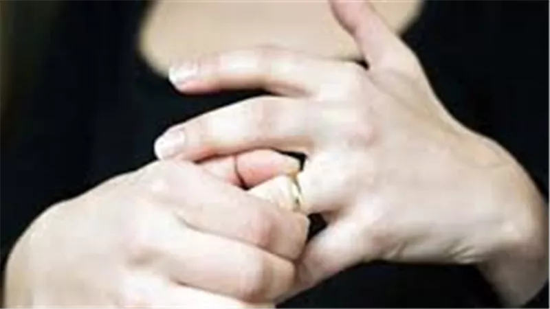 عصبي ورشني بالكلور في وشي.. هالة تطلب خلع زوجها في محكمة الأسرة