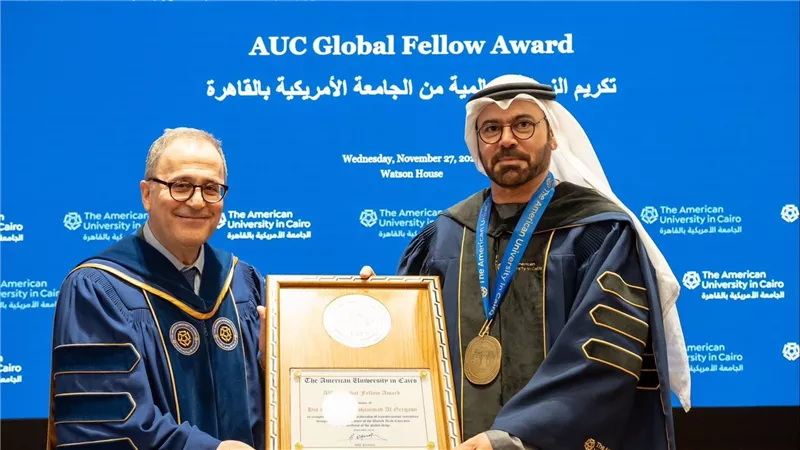 الجامعة الأمريكية بالقاهرة تمنح وزير شؤون مجلس الوزراء الإماراتي الزمالة الفخرية العالمية
