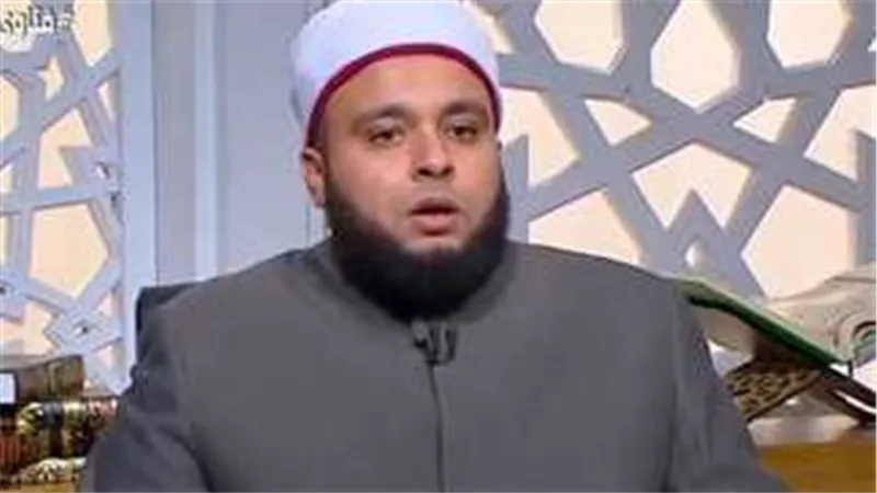 حكم إنفاق الأم على ابنتها المتزوجة من زكاة المال؟ | فيديو
