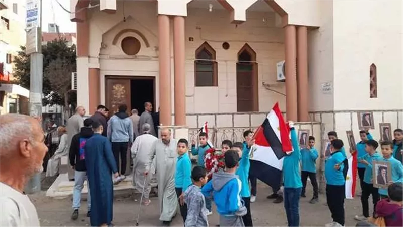 مشهد جنائزي مؤثر.. طلاب بالغربية يودعون معلمهم بممر شرفي | شاهد
