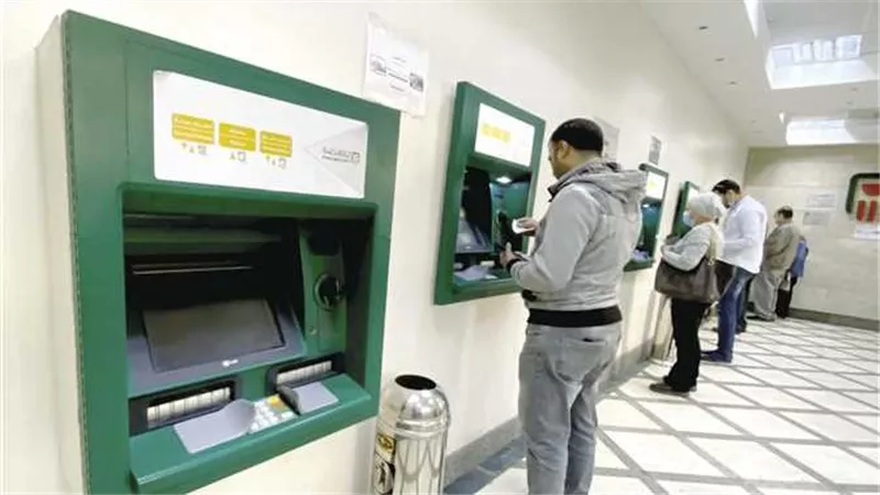 «12 بنكًا».. عمولة السحب من ماكينة بنك آخر في 2024 وقيمة الاستعلام 
