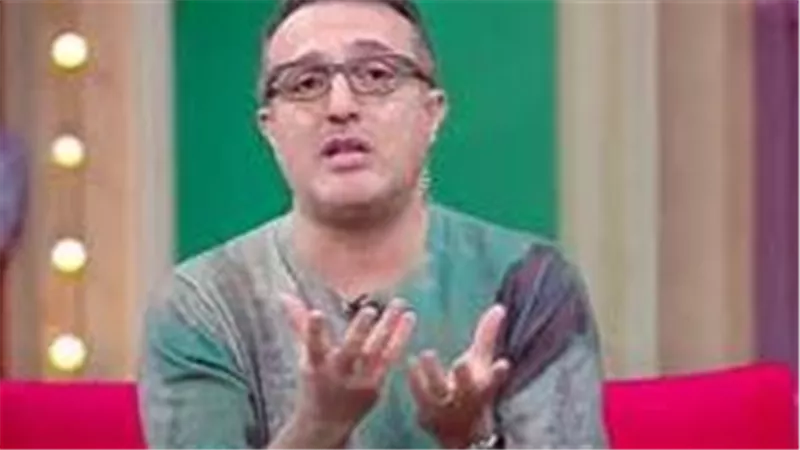  إيه اللي جابك تصلي مع الرجالة.. صدمة لـ شريف مدكور داخل مسجد 