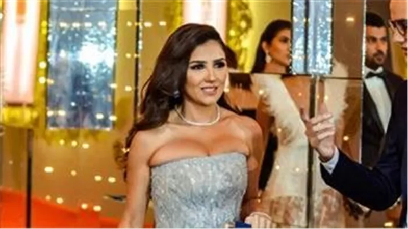 كب لامع.. مي عمر تثير الجدل بهذه الإطلالة | شاهد