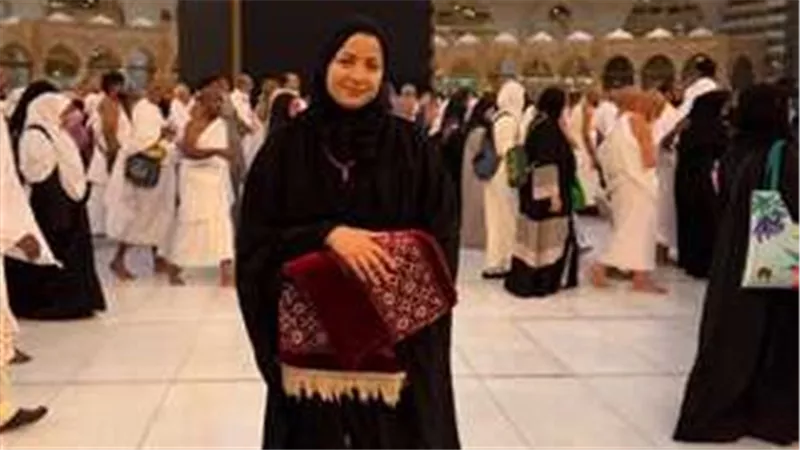 من أمام الكعبة.. ماذا طلبت منى فاروق من الجمهور بعد تعرضها لوعكة صحية؟ | شاهد