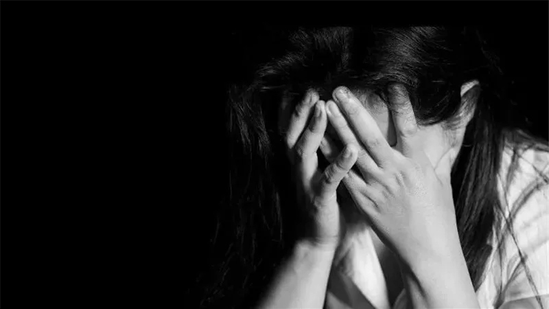 بسبب التاتو والبرسينج.. حنان تطلب خلع زوجها في محكمة الأسرة