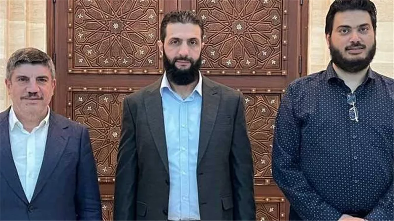 ينتمي لـ«حازمون» ومتهم في اغتيال هشام بركات.. من هو محمود فتحي الذي ظهر بجوار الجولاني؟ 