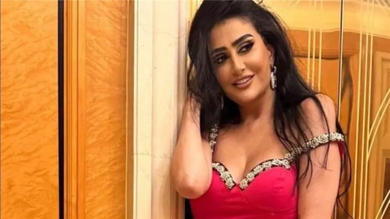 الموناليزا.. غادة عبدالرازق تشعل السوشيال ميديا بهذه الإطلالة | شاهد