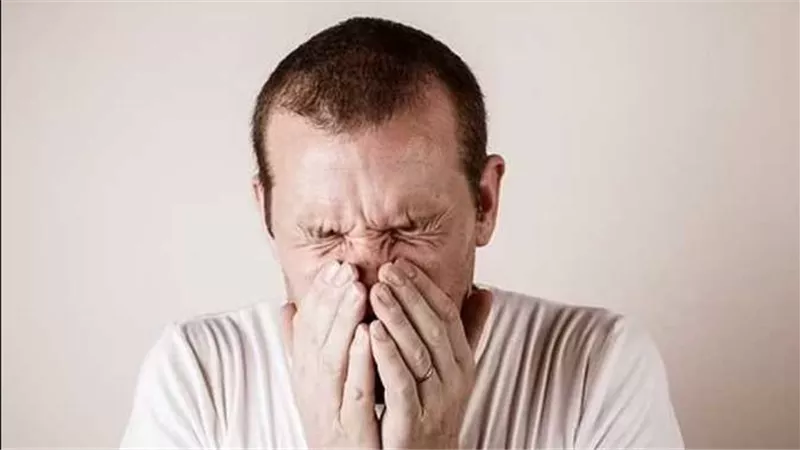 5 أضرار تهدد صحتك..ماذا يحدث لجسمك عند كتم العطس؟