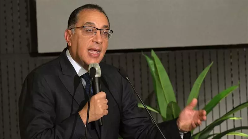 بعد تعرض رئيس الوزراء لدوار على الهواء.. أحمد موسى: يعمل على مدار الساعة | فيديو