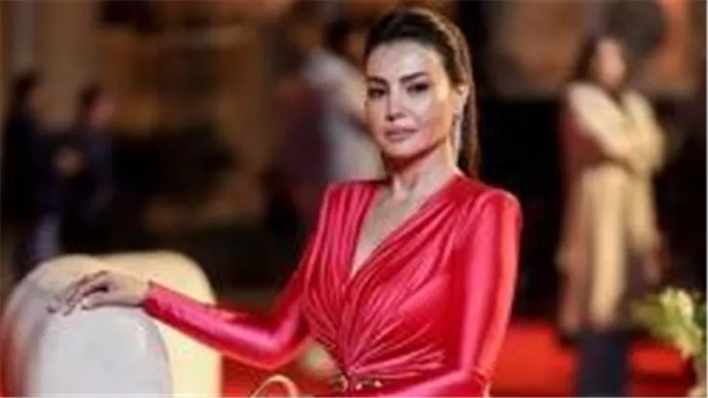  إطلالة ملكية.. دينا فؤاد تثير ضجة على السوشيال ميديا بفستان أحمر | شاهد