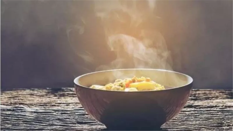 عواقب مدمرة.. ماذا يحدث عند وضع الطعام الساخن مباشرة في الثلاجة؟