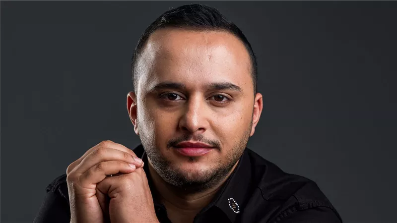 عزيز صالح يبدأ احتراف الغناء من دبي مع 
