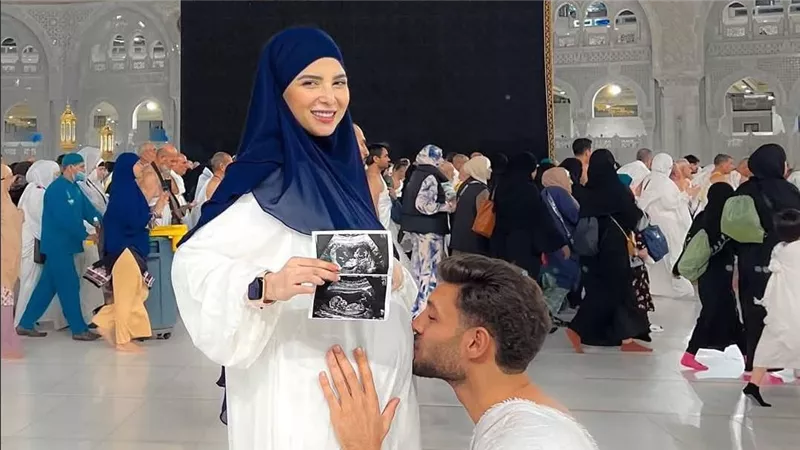 أثارت الجدل.. القصة الكاملة لفضيحة سيشن الحمل أمام الكعبة للبلوجر جهاد البنا وزوجها | شاهد
