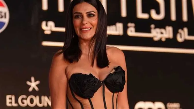 بالطو قصير.. إنجي المقدم تشعل السوشيال ميديا بهذه الإطلالة | شاهد