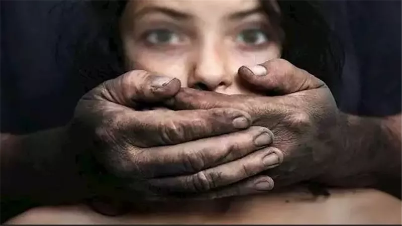 تعالي نلعب لعبة الدكتور.. الأب الجاحد قدم ابنته لأصدقائه على فراش الكيف بالإسكندرية