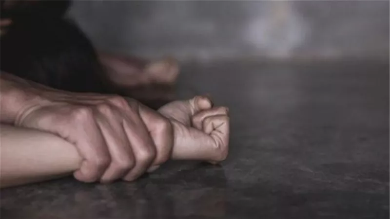  شافتها في وضع مٌخل.. فتاة تنهي حياة شقيقتها الصغيرة بالسويس 