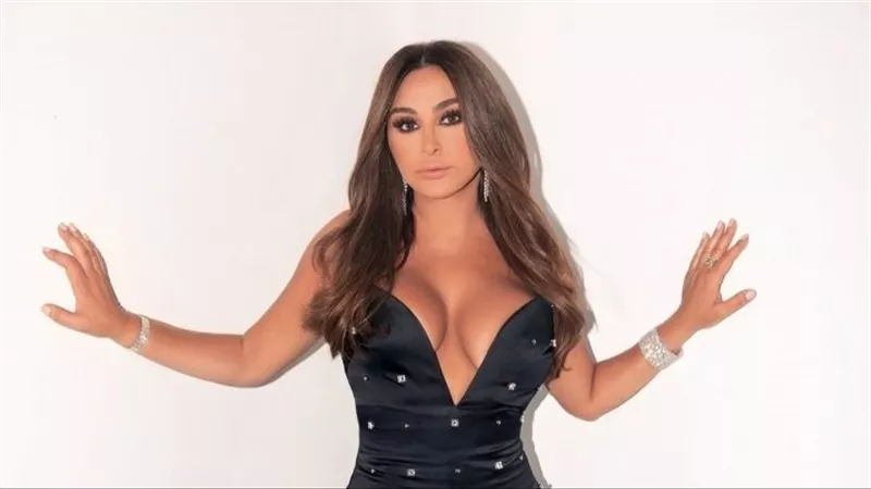 بفستان ملفت.. إليسا تثير ضجة بإطلالة الكريسماس | شاهد 