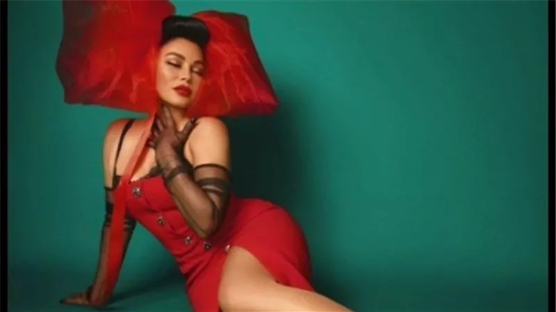 مي عمر ونسرين طافش وهيفاء وهبي الأبرز.. أجرأ إطلالات الفنانات بالأحمر في الكريسماس | شاهد