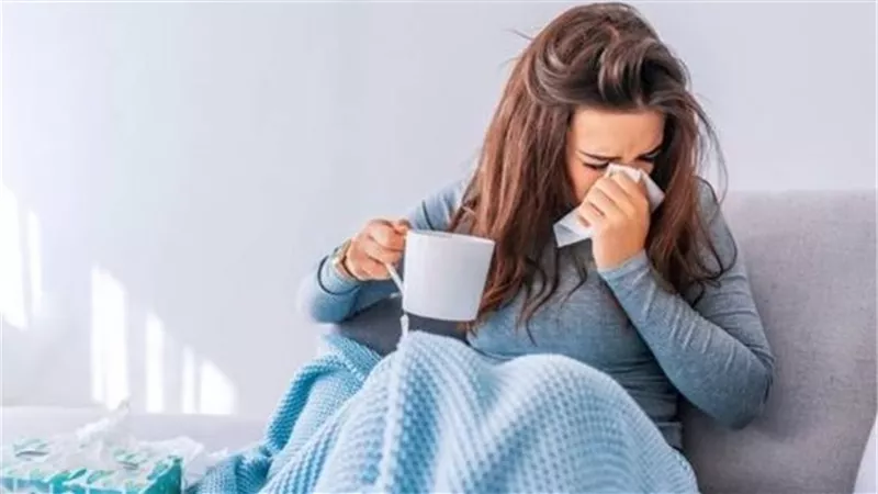 كيف يتعرض الشخص للإصابة بالفيروس المخلوي وطريقة الوقاية منه؟ | فيديو