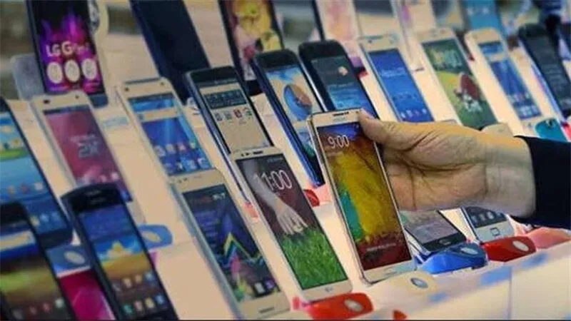 بعد القرارات الأخيرة.. هل فتح علبة الهاتف المستورد عليه رسوم جمركية؟ 