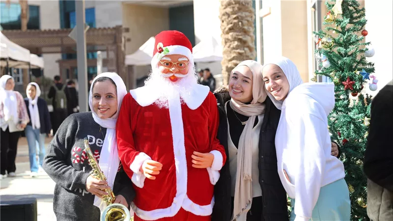 جامعة الجلالة تنظم بازار الكريسماس “Santa’s Fair” في أجواء احتفالية مميزة (صور)