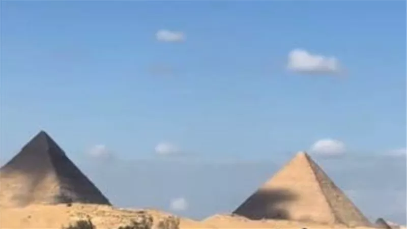  ظهور لون أسود على الأهرامات.. هل هي لعنة الفراعنة أم عوامل جوية؟ 