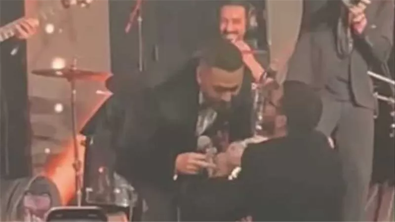 «بوسة إزاي يا جدع؟».. طلب غريب من معجب لـ تامر حسني على المسرح | فيديو
