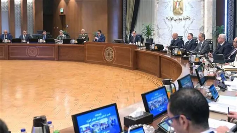 أول تعليق من رئيس الوزراء على الجمارك المفروضة على التليفونات القادمة من الخارج