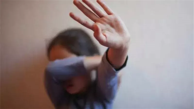 الحقيني ياماما.. القصة الكاملة لاغتصاب طفلة الصف على يد زوج والدتها