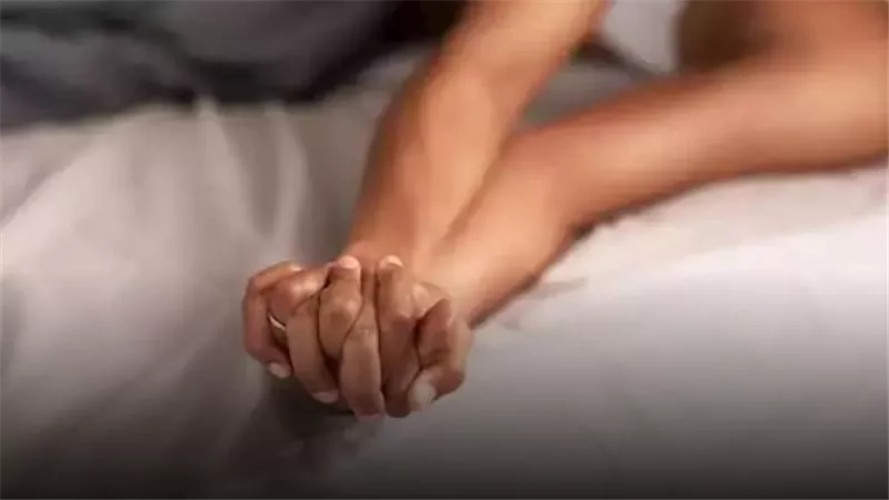 مع بنتي وعلى سريرها.. حكاية الأنثى والأستاذ والعلاقة المحرمة وصدمة الأب 